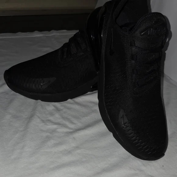 Nike Air Max 270s Mens Size 11. LIKE NEW! WORN MAYBE 3X $100.00 - Picture 2 of 12
